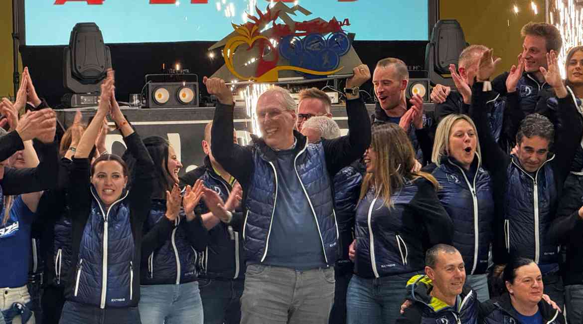 Presidentemucchisollevailtrofeo